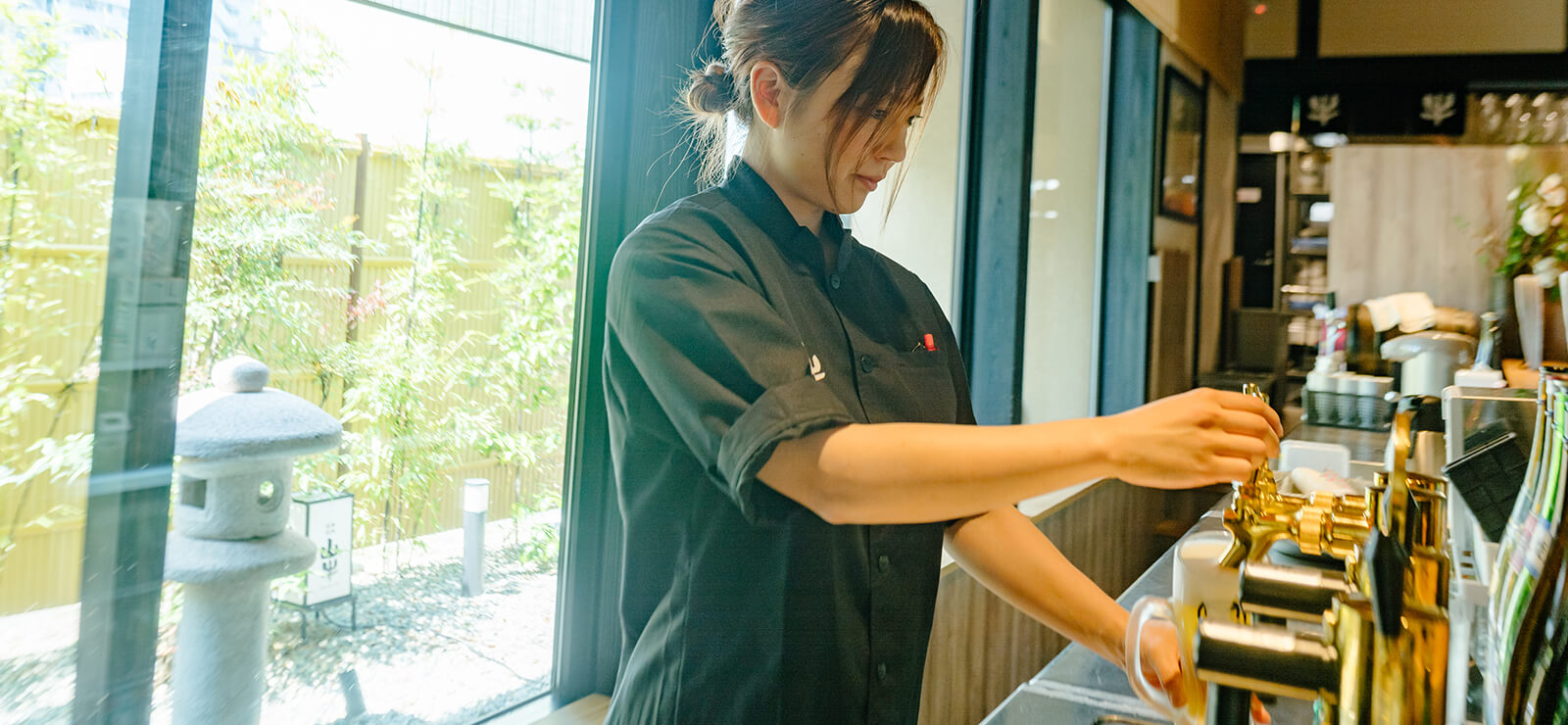 飲み物を用意する様子