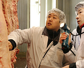 肉を見極める様子