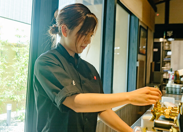 飲み物を用意する様子