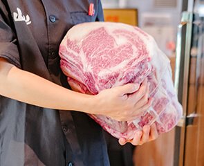肉を運ぶ風景