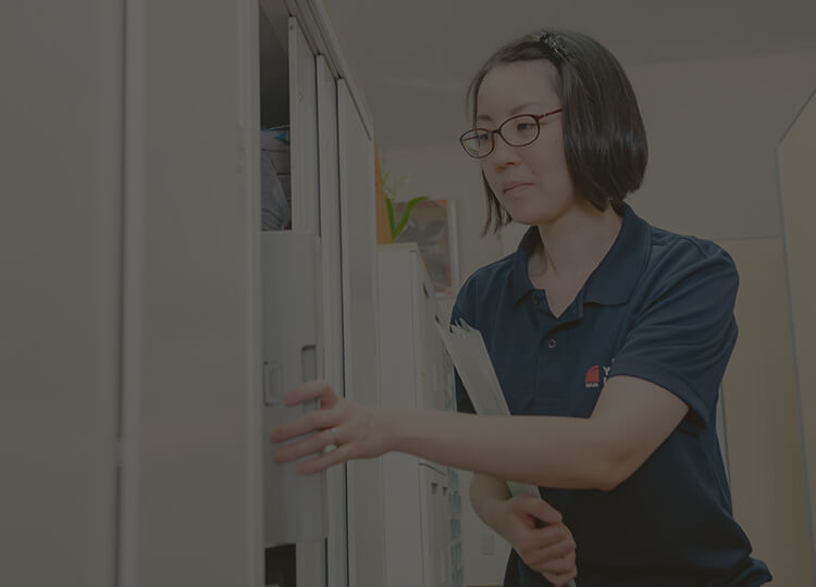書類を取り出す様子