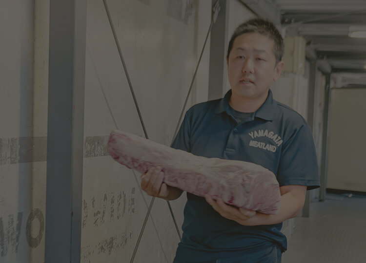 肉を運ぶ様子