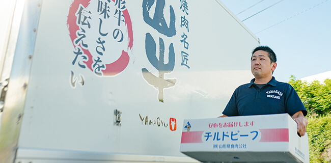 肉を運ぶ様子