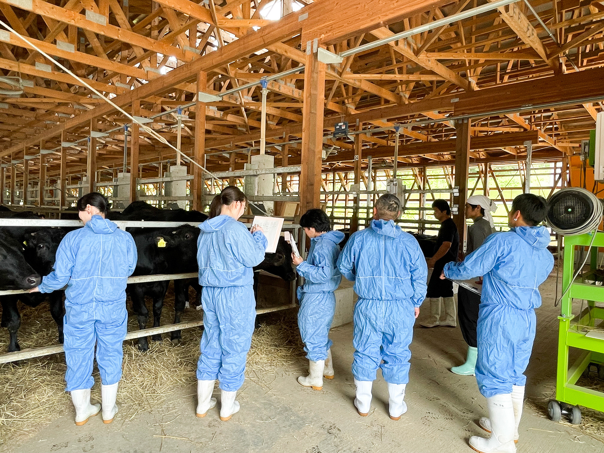 東北農林専門職大学附属農林大学校の生徒が幸生牧場を見学しました